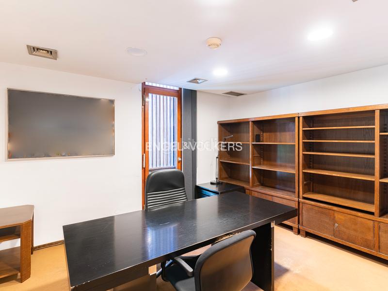 Foto f0e56802-1cc3-4784-a1f5-2f63c4a9c66b. Oficina gran oficina con showroom en la zona alta en Barcelona