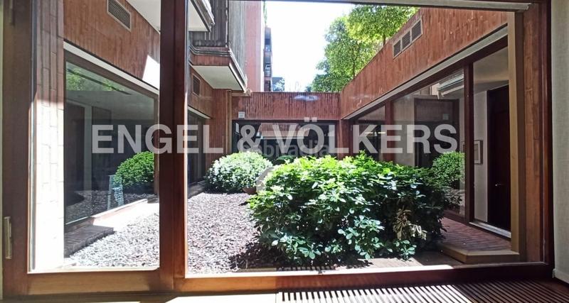 Foto f2ef878a-e8fb-4346-bebf-6a57891d9f11. Oficina gran oficina con showroom en la zona alta en Barcelona