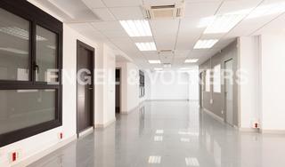 Rent Office space in Sant Ramon - Maternitat. Oficina en alquiler junto gran vía carles iii