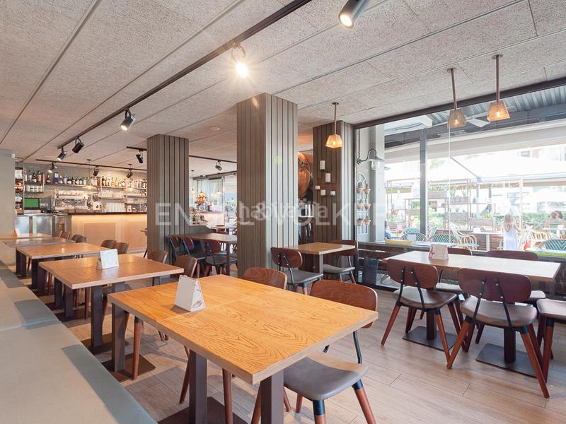 Foto 071940d7-9992-4abe-a66e-dc542285e246. Local comercial 5 locales en rentabilidad en passeig maritim en Castelldefels