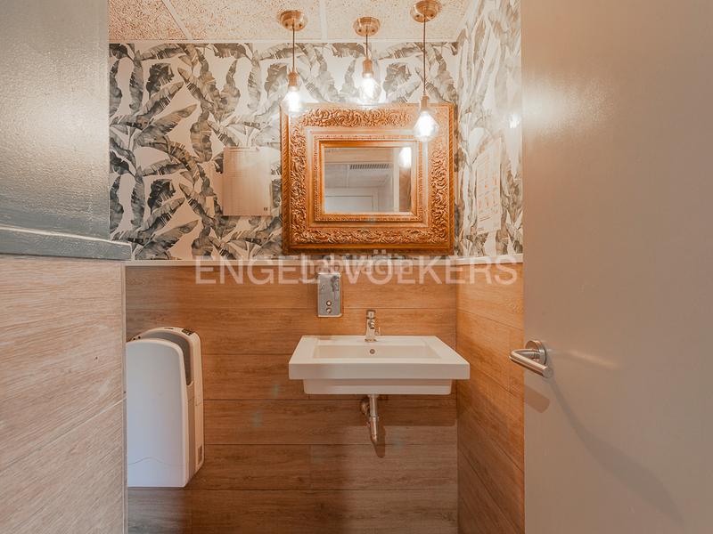 Foto 0acc6161-fbb7-4d9e-b230-4089c0de3120. Local comercial 5 locales en rentabilidad en passeig maritim en Castelldefels