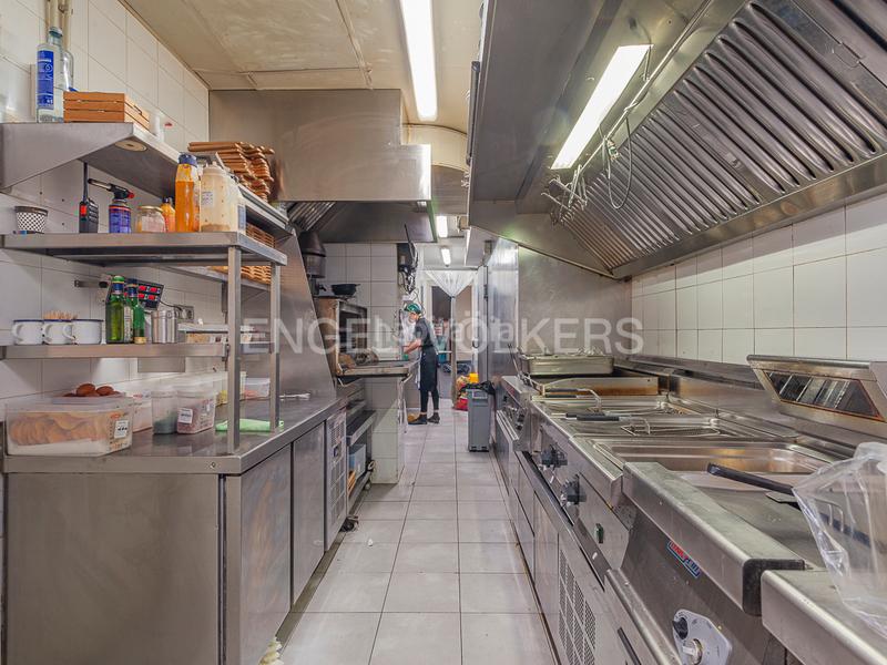 Foto 4741aad3-cd35-4be7-8c63-bdc641bd4923. Local comercial 5 locales en rentabilidad en passeig maritim en Castelldefels