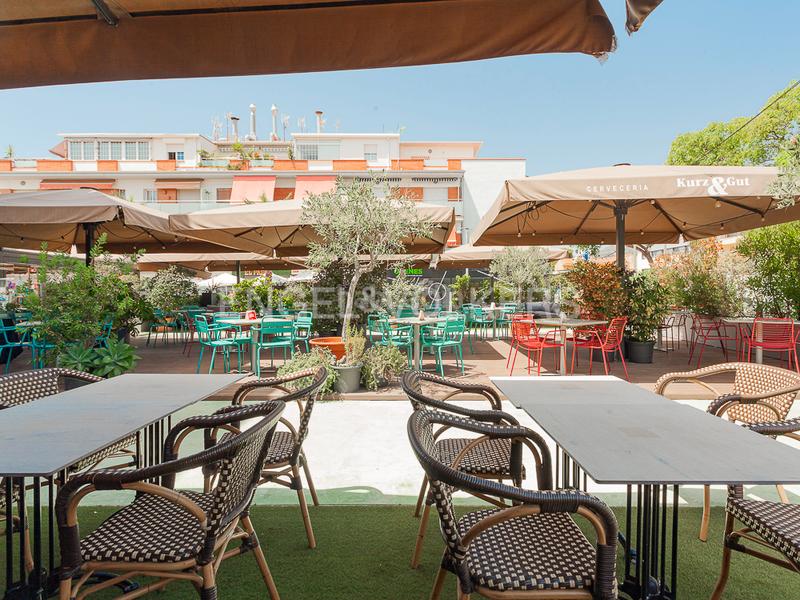 Foto 50d3c937-bb4f-492d-928e-c3a34aeb7674. Local comercial 5 locales en rentabilidad en passeig maritim en Castelldefels