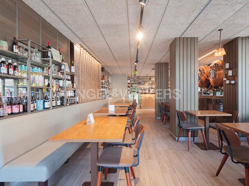 Foto 58570e33-bab2-4ea5-848b-0fc37a237e45. Local comercial 5 locales en rentabilidad en passeig maritim en Castelldefels