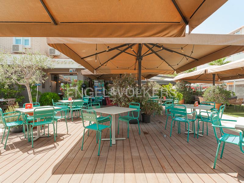 Foto a19b4c58-5bfe-4985-8d79-f5ceadaff8f6. Local comercial 5 locales en rentabilidad en passeig maritim en Castelldefels