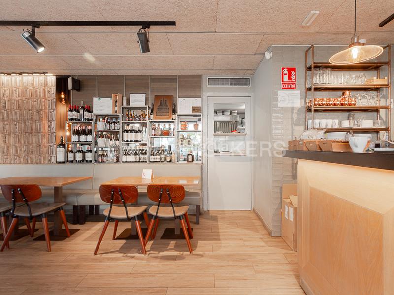 Foto b2a6f196-58df-4db8-9826-32a13c69fa4e. Local comercial 5 locales en rentabilidad en passeig maritim en Castelldefels