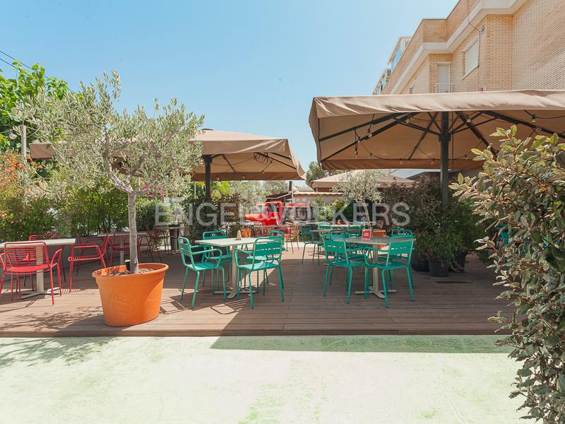 Foto f01cb39f-1a97-41bd-9138-8cb9ddcb29cb. Local comercial 5 locales en rentabilidad en passeig maritim en Castelldefels