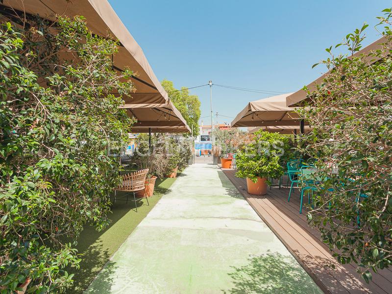 Foto f9d410bc-6369-4bab-90a0-e4ee7fce0b6a. Local comercial 5 locales en rentabilidad en passeig maritim en Castelldefels