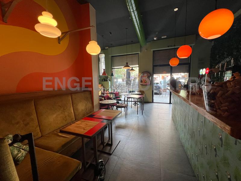 Foto 1d39283a-3647-4c05-8876-ef6776bde0ac. Alquiler local comercial fantastico bar restaurante esquinero en Barcelona