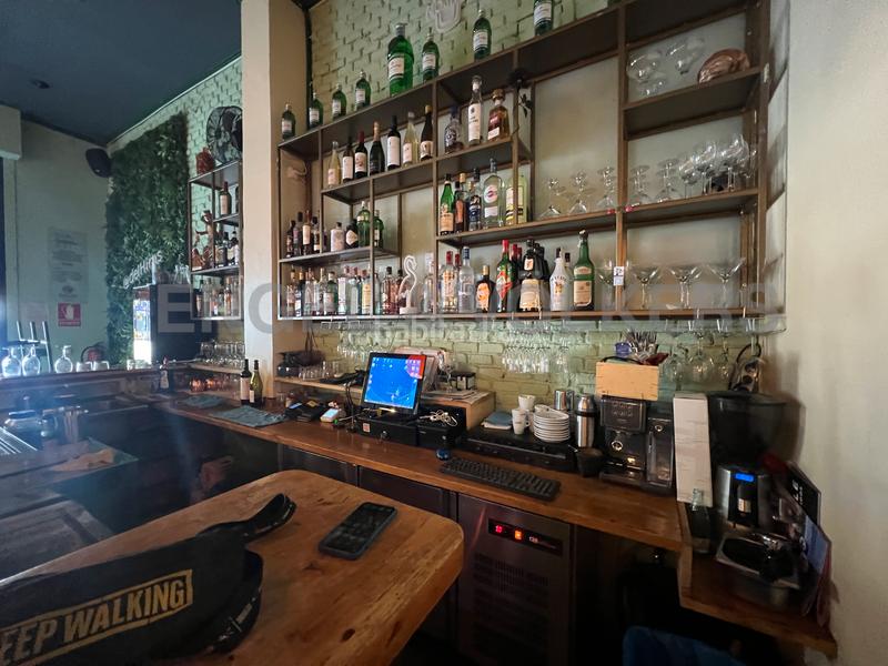 Foto 1e18f32e-572e-4bb2-a29e-6f320d8eb905. Alquiler local comercial fantastico bar restaurante esquinero en Barcelona