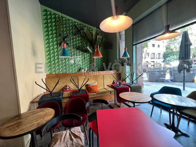 Foto 2c6eb470-9d39-4d06-a20f-dfa9db0508bc. Alquiler local comercial fantastico bar restaurante esquinero en Barcelona