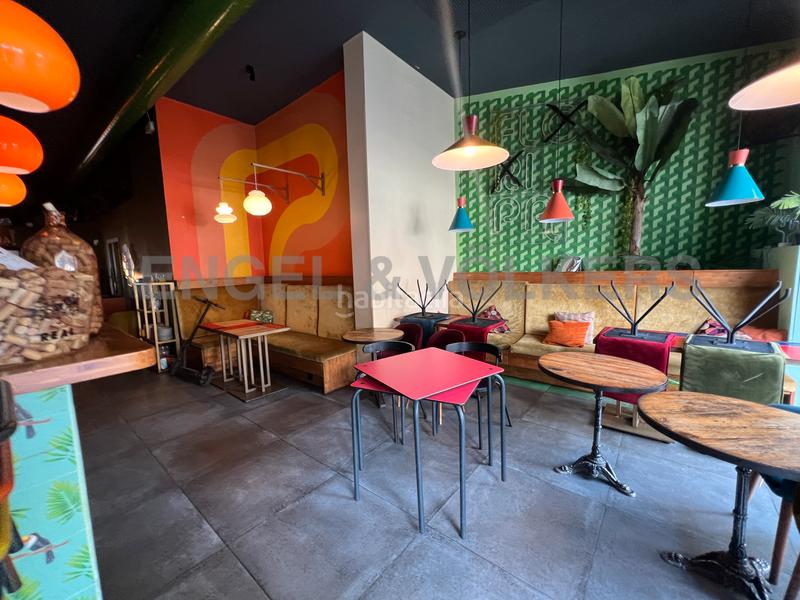 Foto f1c41ca2-1bbc-4c14-b047-4644de978487. Alquiler local comercial fantastico bar restaurante esquinero en Barcelona