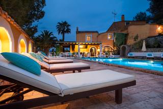 Edifici a Canyelles. Exclusiva villa con potencial hotelero en canyelles cerca de sit