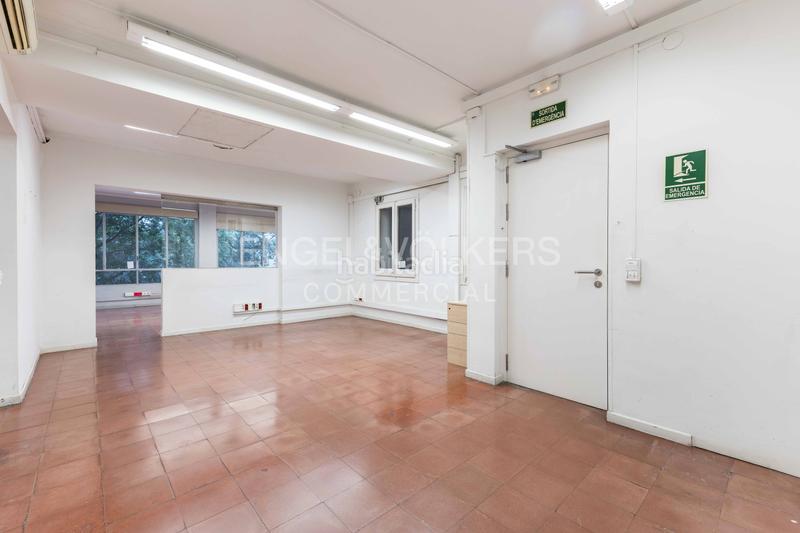 Foto c3498299-b028-4bbe-aeed-a4b06c7271ad. Oficina a Sants Barcelona