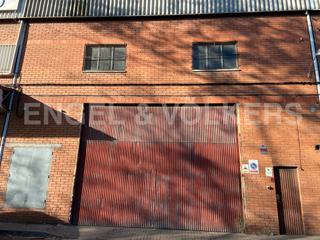 Lloguer Nau industrial a Can Vallhonrat. Nave con patio en alquiler