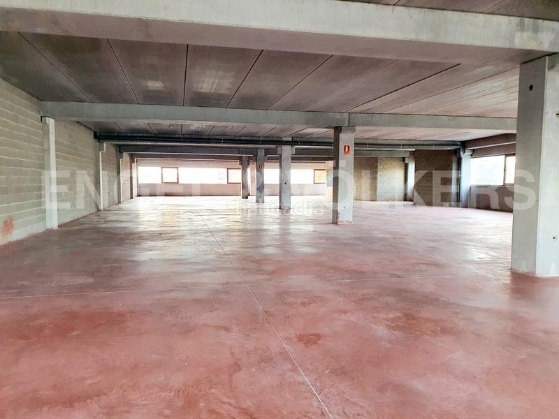 Foto 0503686b-ffe9-4ad4-bc72-fa096d299003. Nau industrial a Montigalà Badalona