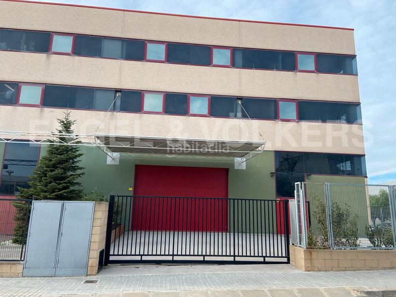 Foto b9320cbc-603d-4e26-861c-8eb435614282. Nau industrial a Montigalà Badalona