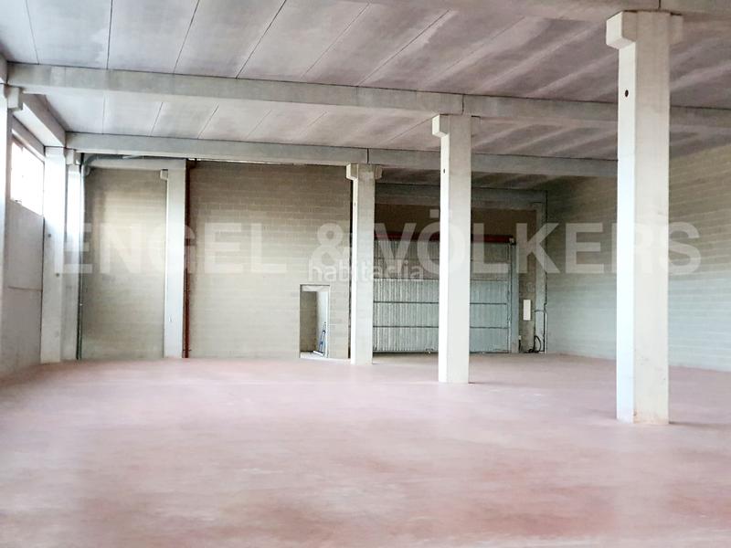 Foto c036c3d3-7a0b-48e7-92c5-aab1d243c037. Nau industrial a Montigalà Badalona