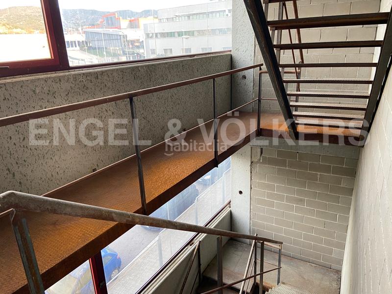 Foto f6f3d5ec-326f-4363-9437-489816a8ea61. Nau industrial a Montigalà Badalona