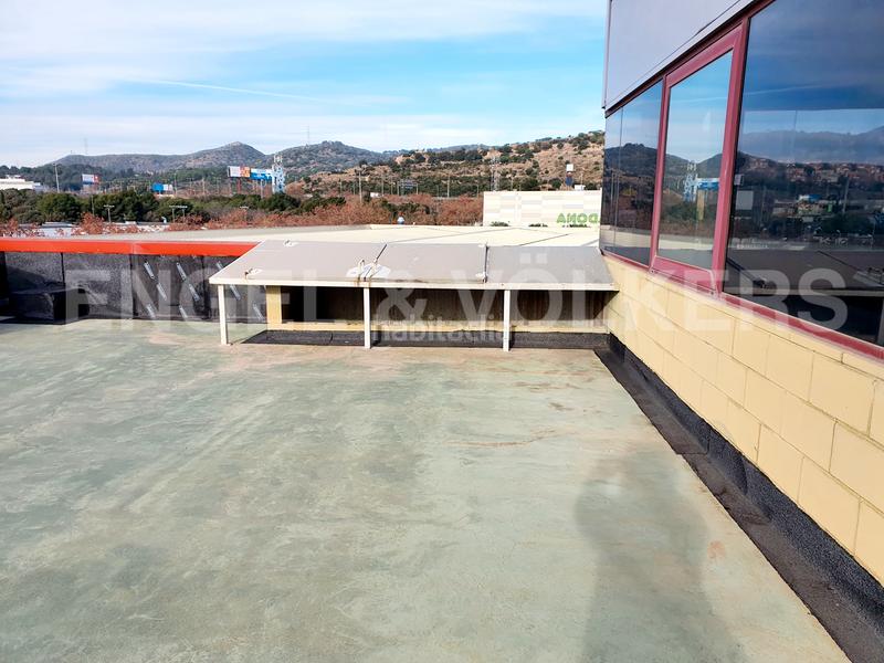 Foto fac6d8ed-70ad-4ee4-85d8-db2b5c6178d6. Nau industrial a Montigalà Badalona