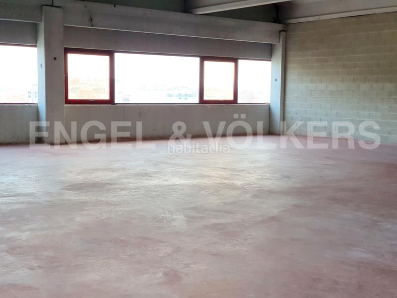 Foto fbf707b6-732c-4328-a4ce-c4dbc9905e94. Nau industrial a Montigalà Badalona