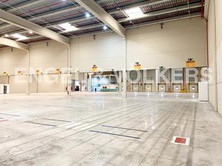 Location Bâtiment à usage industriel à Zona Franca - Port. Alquiler de nave logística con 6 muelles de carga y descarga