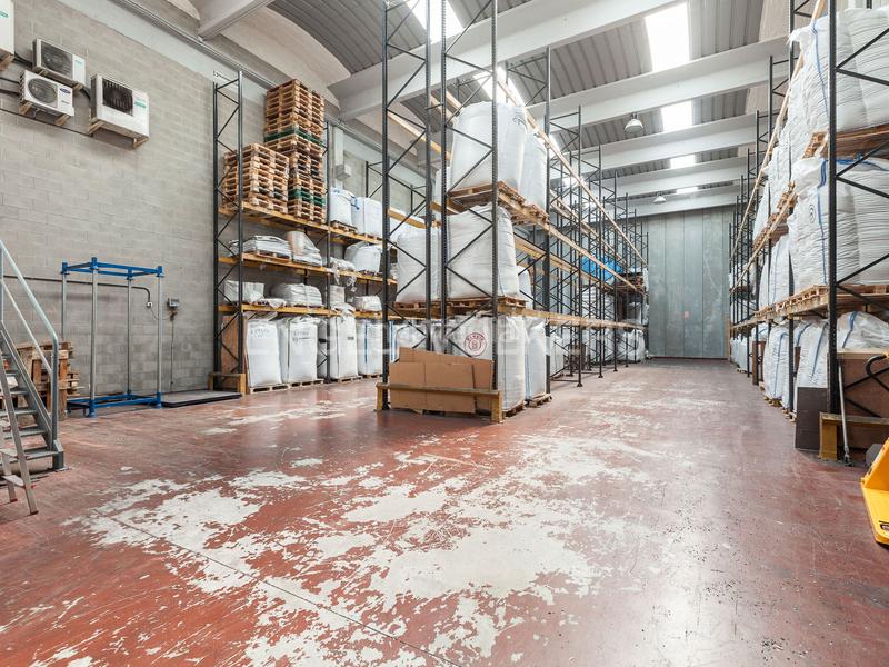 Foto ae32413b-bd46-44a1-9115-c595c2862608. Nau industrial a Monistrol de Montserrat