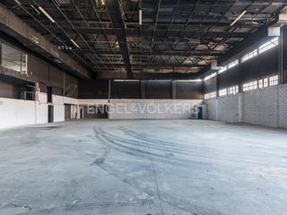 Nau industrial a Mas Lluí - Els Miralls. Nave con almacén de 8 metros de altura.