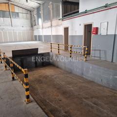 Nau industrial a Centre. Nave con muelle de carga en sant boi de llobregat