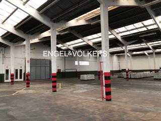 Capannone industriale in Centre. Nave tipo c de 2.162 m2 diáfana con gran patio privado de 4.800