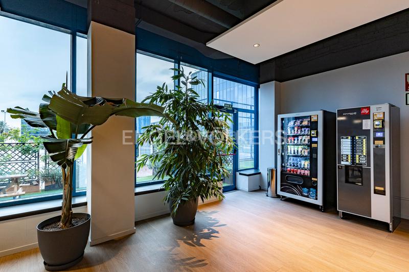 Foto 8dc1c1f8-52e8-49b6-a734-1879a3e8dbad. Lloguer oficina amb aparcament a Zona Industrial Prat de Llobregat (El)