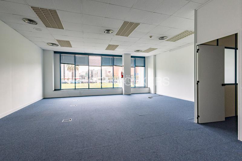 Foto 6e9190d0-c70f-45a4-b6c4-6e26f2ee21d2. Location bureau avec parking dans Zona Industrial Prat de Llobregat (El)