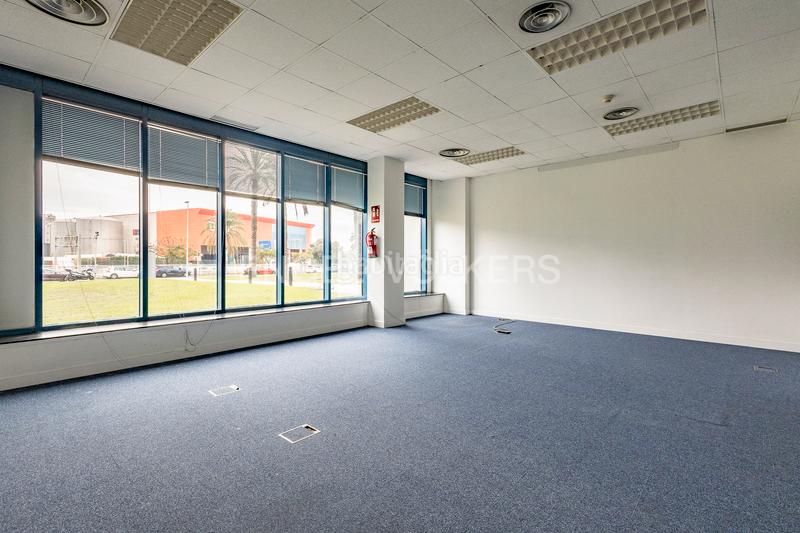 Foto 32343ef0-6b64-43d8-8c5b-490c21d1e8a8. Rent office space with parking in Zona Industrial Prat de Llobregat (El)
