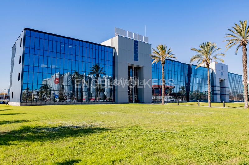 Foto 3e74adc2-15b5-42a8-8efe-88105a8a48bb. Rent office space with parking in Zona Industrial Prat de Llobregat (El)