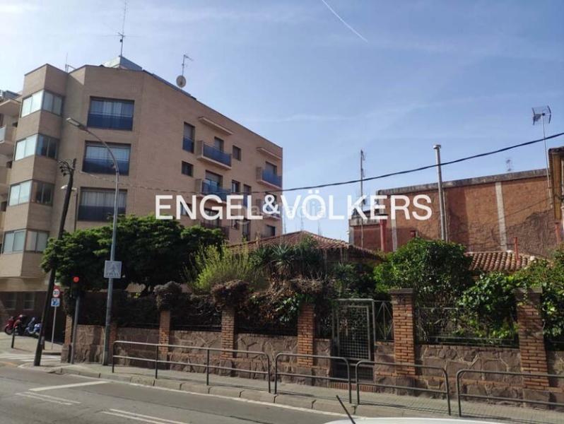 Foto fcf99988-651d-4c6c-8d4e-417a8e2cbd79. Residential plot in Centre Santa Coloma de Gramenet