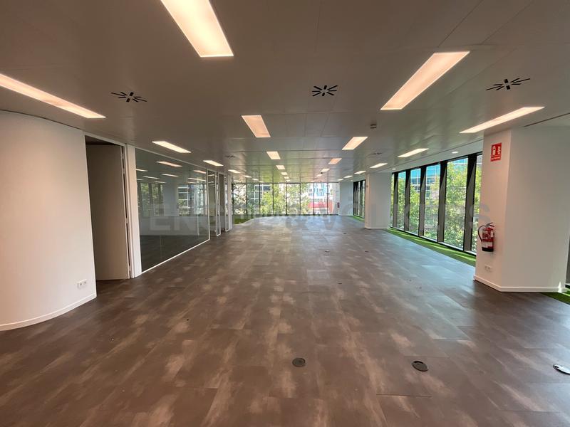 Foto 5d7a9cb6-585e-4519-bc8f-933de4369ced. Rent office space with parking in Poblenou Barcelona