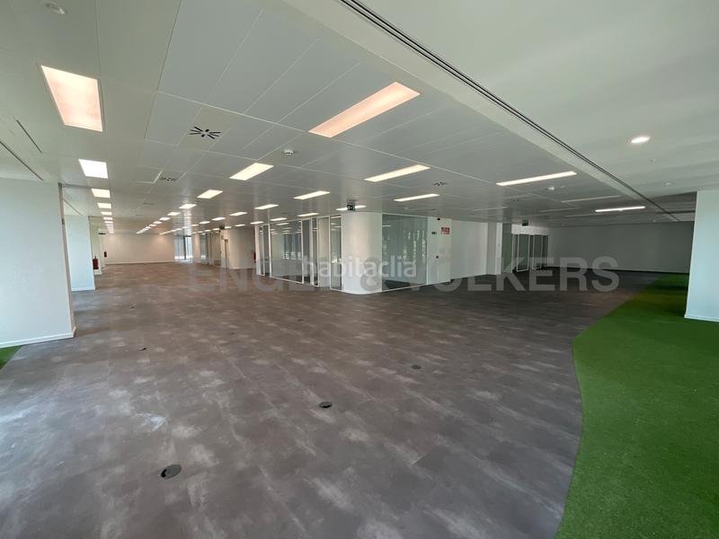 Foto f9cb7de4-5ca3-4990-89dd-d26b9a320d76. Rent office space with parking in Poblenou Barcelona