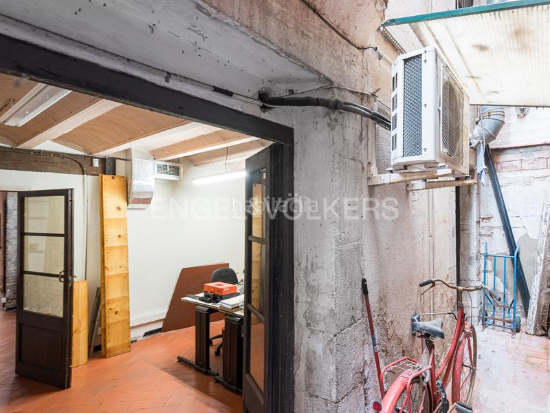 Foto b83bca8c-0dbf-411f-ac28-37fc2dd0bc6d. Locale commerciale in Gòtic Barcelona