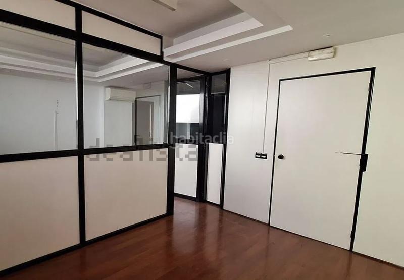 Foto b020aada-eb6b-4f0f-95f7-1c88d9e00498. Alquiler local comercial local en calle comtes de belllloc en Barcelona