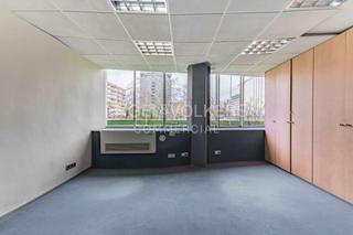 Oficina a Barri de les Corts. Oficina con mucha luz natural en venta en las torres trade
