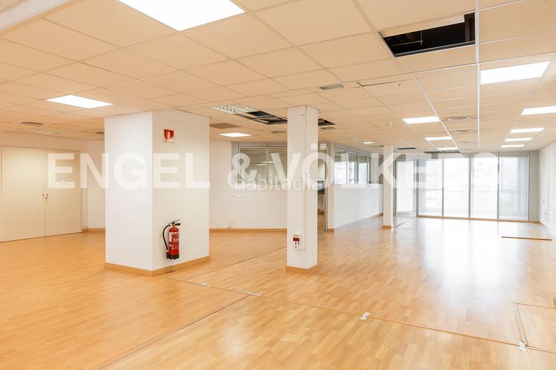 Foto cd5cd5e8-4717-4861-a941-5f1c119dc432. Alquiler oficina gran oficina muy luminosa a estrenar cerca turó parc en Barcelona