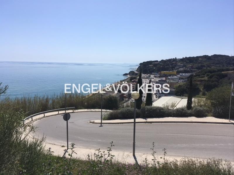 Foto 8d584032-a55b-4e87-903d-be5ac9d72350. Solar industrial solar ubicado a la entrada en Victoria-Les Vil·les-Canyadell Arenys de Mar