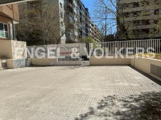 Lloguer Local Comercial a Sant Ramon - Maternitat. Edificio comercial o de oficinas delante del camp nou