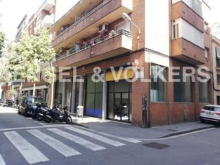 Local commercial à Hostafrancs. Inmueble esquinero cerca de plaza españa