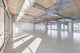 Lloguer Oficina a La Vila Olmpica del Poblenou. Luminosa y moderna oficina