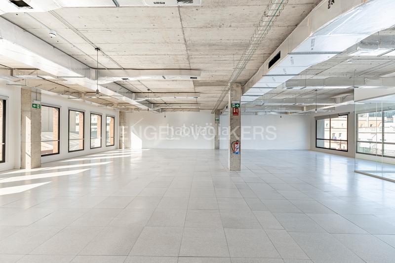Foto 44c97817-d774-4c91-bc73-e2ab42a212a7. Alquiler oficina luminosa y moderna oficina en La Vila Olímpica del Poblenou Barcelona