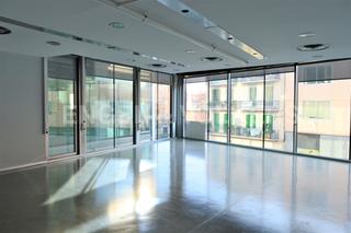 Location Bureau à El Parc i la Llacuna del Poblenou. Oficinas en edificio moderno situado en calle pujades 22
