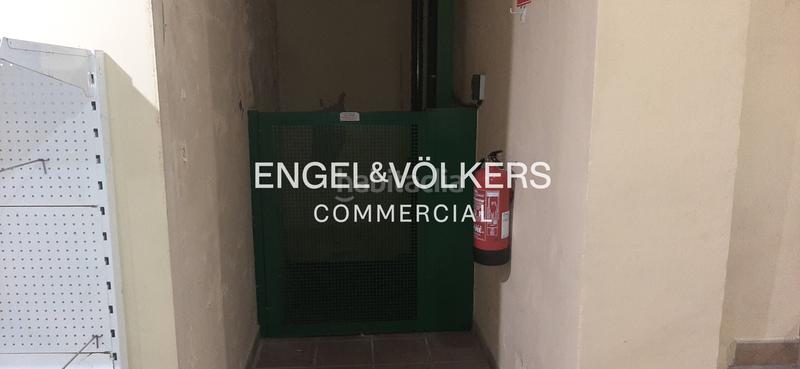 Foto a3007c73-bd8b-400d-8ff9-0018037fdad3. Local comercial  en venta frente al mercat central en Sabadell