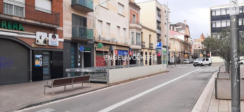 Foto b1c04e2c-aeaf-408d-a732-27cda600b3fe. Local comercial  en venta frente al mercat central en Sabadell