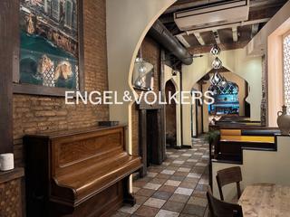 Lloguer Local Comercial a Gòtic. Gran restaurante en el gòtic